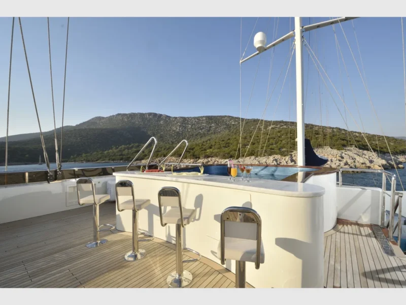 Meira motorsailer yat, dış mekan sundeck bar