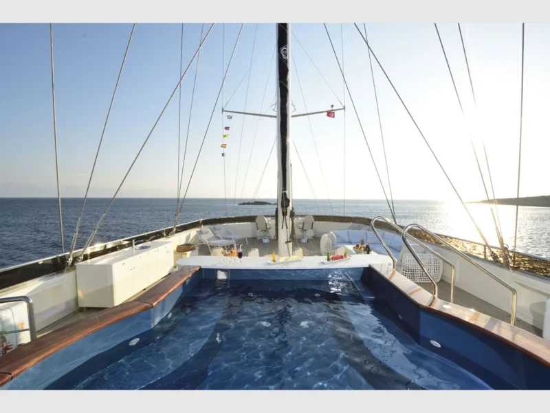 Meira motorsailer yat, dış mekan sundeck jakuzi
