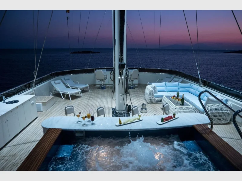 Meira motorsailer yat, dış mekan sundeck jakuzi gece manzarası