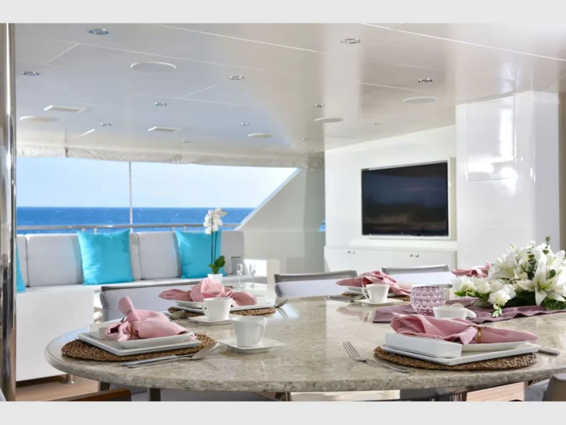 Meira motorsailer yat, dış mekan üst güverte lounge alanı