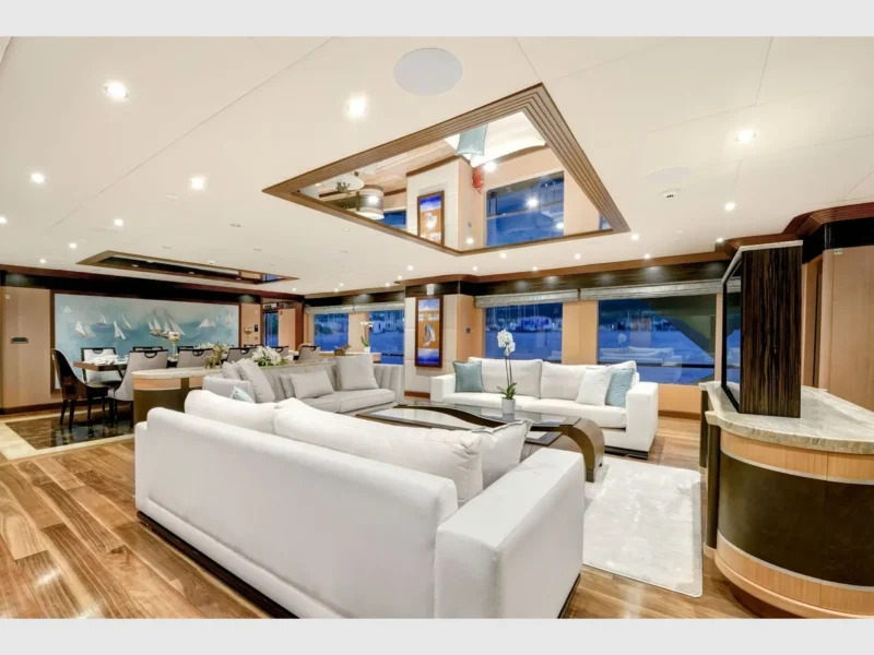 Meira motorsailer yat, iç mekan salon oturma grubu geniş açı