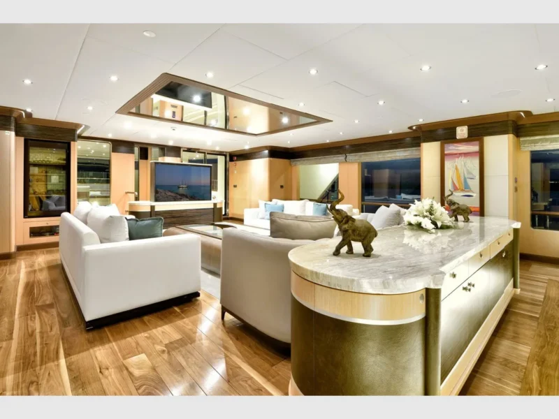 Meira motorsailer yat, iç mekan salon oturma grubu geniş açı