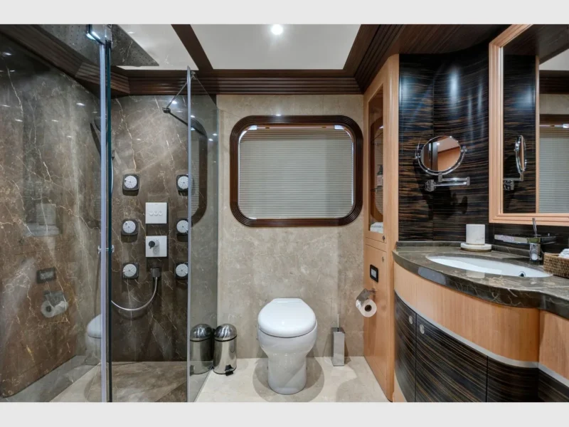 Meira motorsailer yat, iç mekan twin kabin banyo