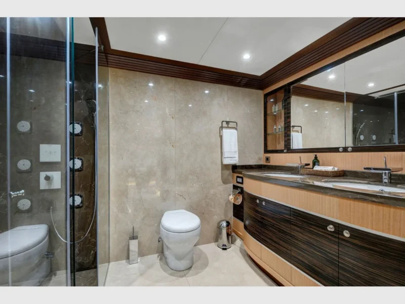 Meira motorsailer yat, iç mekan twin kabin banyo