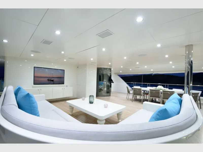 Meira motorsailer yat, dış mekan üst güverte lounge alanı