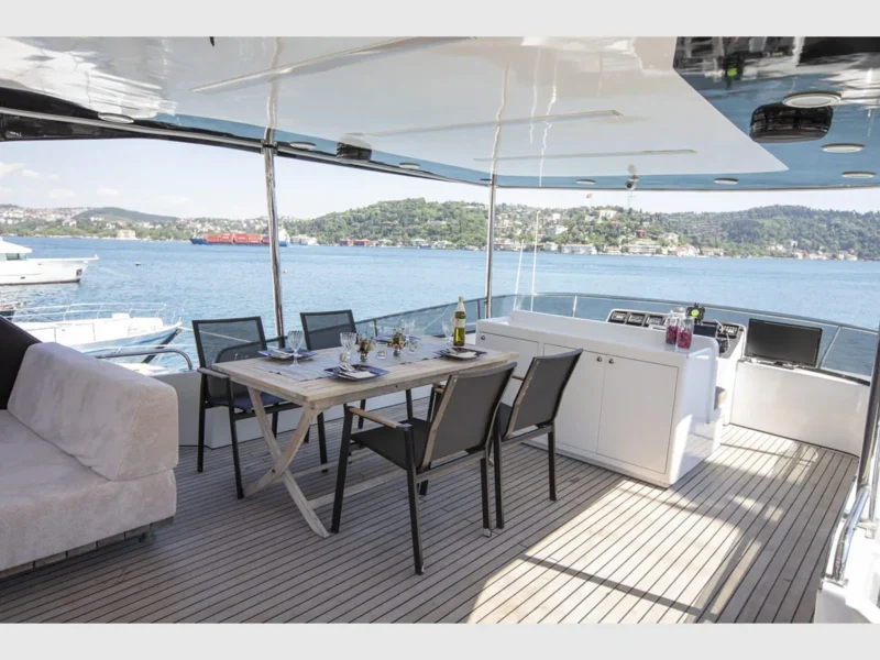 Poseidon-F Gocek kiralık motoryat dış mekan üst güverte yemek masası