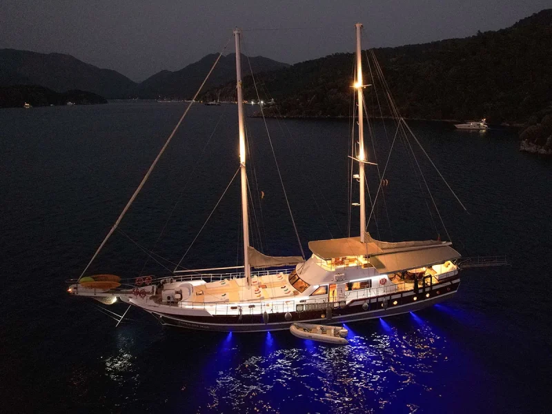 Perla Del Mar gulet gece sualtı ışıkları açık havadan drone çekimi