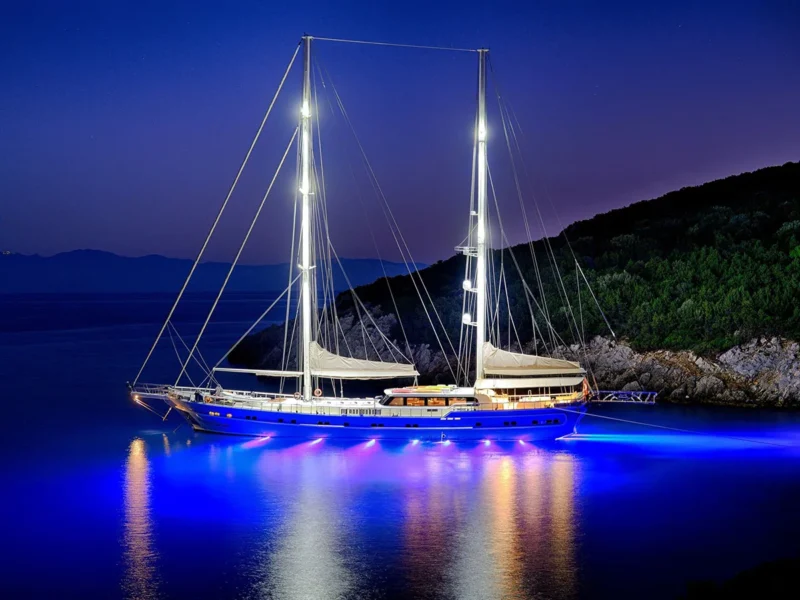 Queen of Salmakis gulet gece kıçtan kara bağlı, sualtı ışıkları açık
