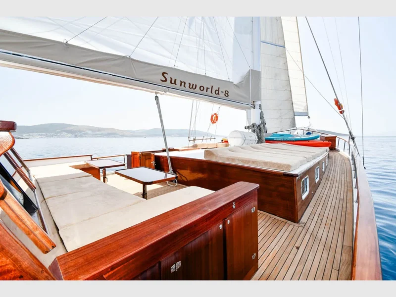 Sunworld 8 gulet yat kiralama Bodrum, dış mekan ön güverte lounge alanı ve güneşlenme minderleri